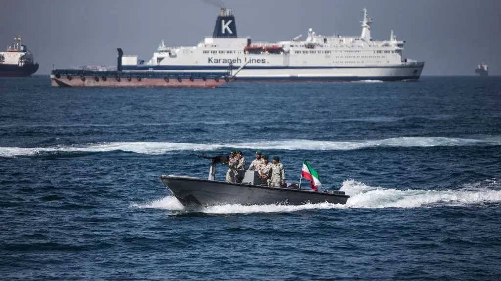 Iran bidesariak kobratzen hasi da Ormuzko itsasartean
