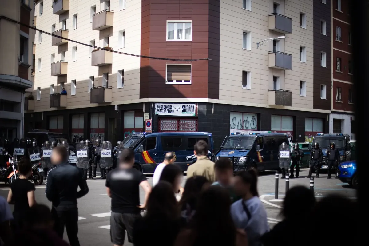 Errotxapeko Subegi Gaztetxera indarrez sartu da Polizia, ilegalki
