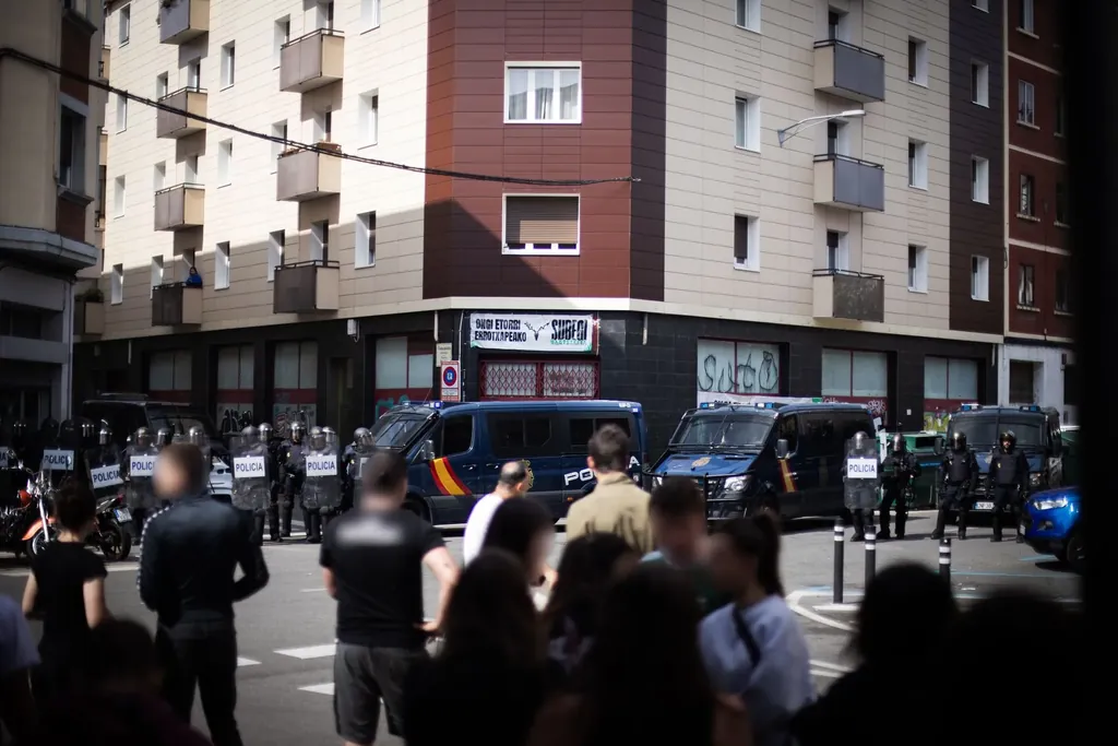 Errotxapeko Subegi Gaztetxera indarrez sartu da Polizia, ilegalki