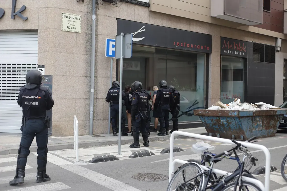 Errotxapeko Gaztetxearen desalojoa grabatzen ari ziren bizilagunak mehatxatu zituen Espainiako Poliziak