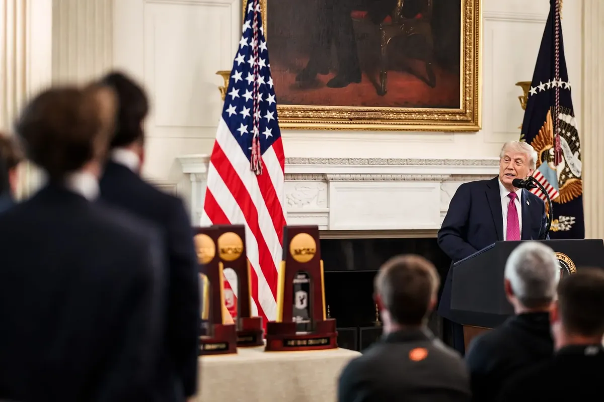 Trumpen taldea Iranen bake-proposamena aztertzen ari da, Ormuzko krisiak eragindako presioaren pean