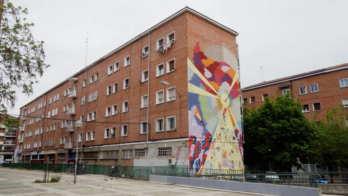Gerra inperialistaren aurkako murala egin du Ekidak Gasteizen, Aranako Auzo Elkartearekin batera