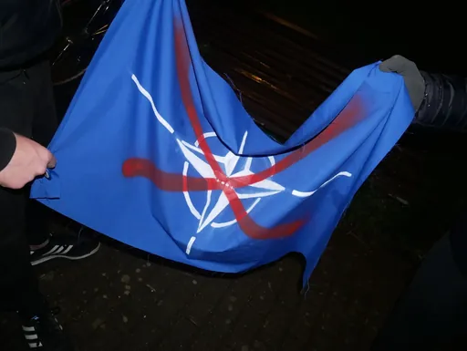 Odolez zikindutako NATOren banderak jarri ditu GKSk, "oligarkiaren agenda gerrazalea salatzeko"