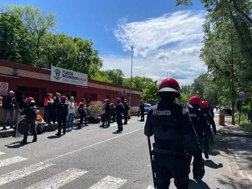 Aurrera jarraitzen du greba mugagabeak Tubos Reunidosen, eta gutxiengoak bozkatu du hura haustearen alde