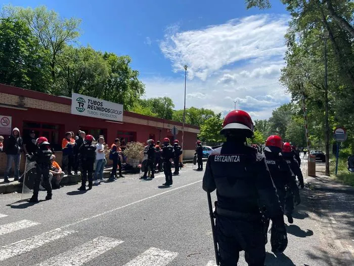 Aurrera jarraitzen du greba mugagabeak Tubos Reunidosen, eta gutxiengoak bozkatu du hura haustearen alde