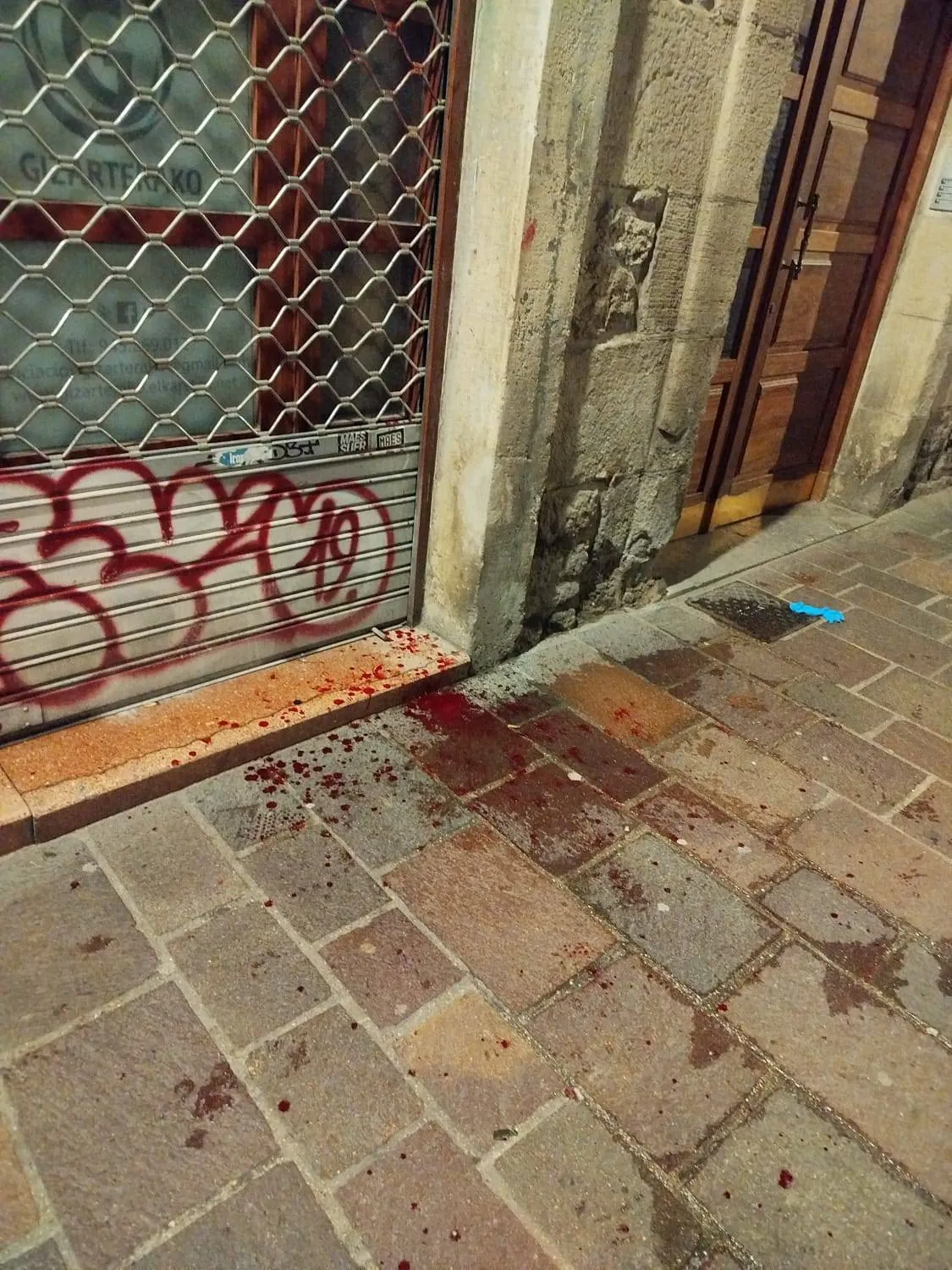 Gazte bati pistolarekin apuntatuz egin dio mehatxu polizia batek, Gasteizko Alde Zaharrean