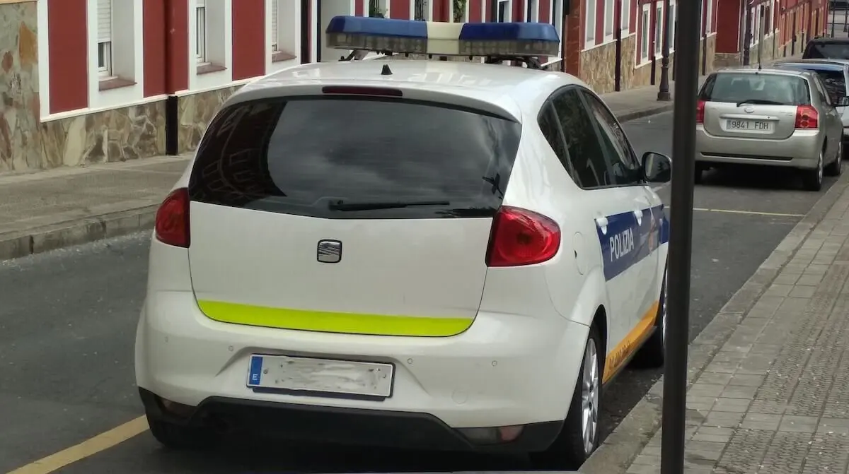 20 pertsona baino gehiago etxegabetu ditu Poliziak Trapagarango industrialde batean, tartean adingabe bat