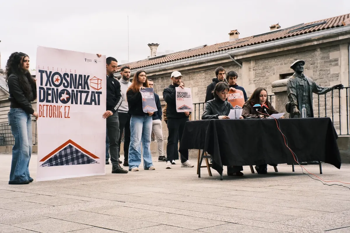 "Aurten ere, GKS eta Etxebizitza Sindikatua Gasteizko txosnetatik kanpo utzi gaituzte"