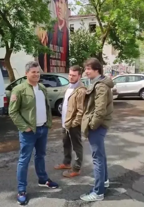Voxen astetako kanpaina Errekaleorren aurka: "Okupa nazionalei zein ilegalei, ostikada bat ipurdian!"