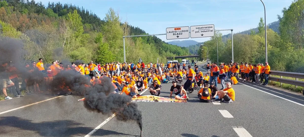 Tubos Reunidoseko greba eten dute oraingoz, ia 100 egunen ostean
