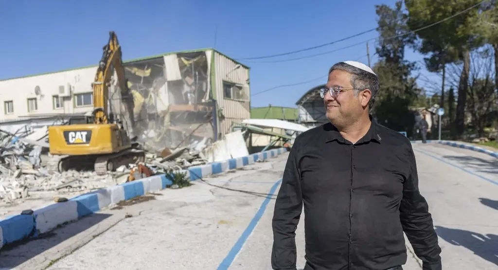 UNRWAren egoitzaren hondakinen gainean gune militar bat eraikitzea onartu du Israelek