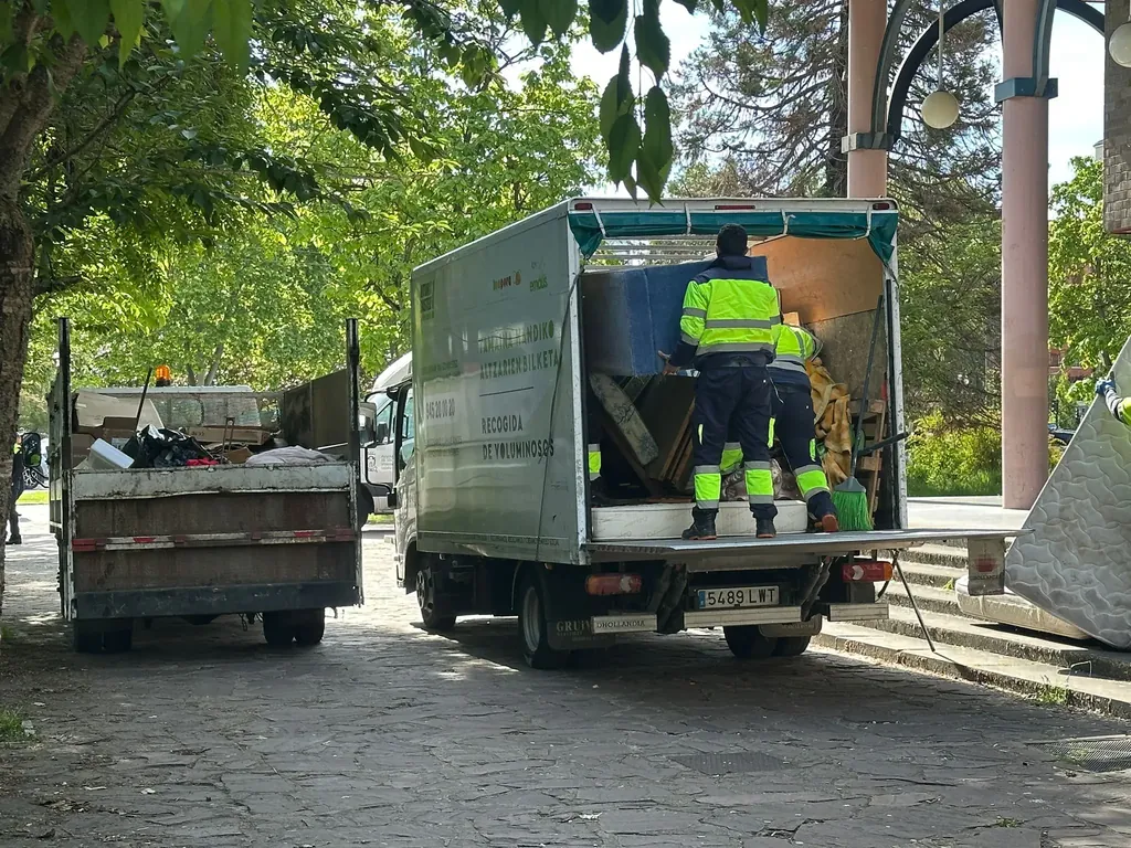 Gasteizko Kontserbatorioan lo egiten zuten pertsonak kanporatu ditu udalak