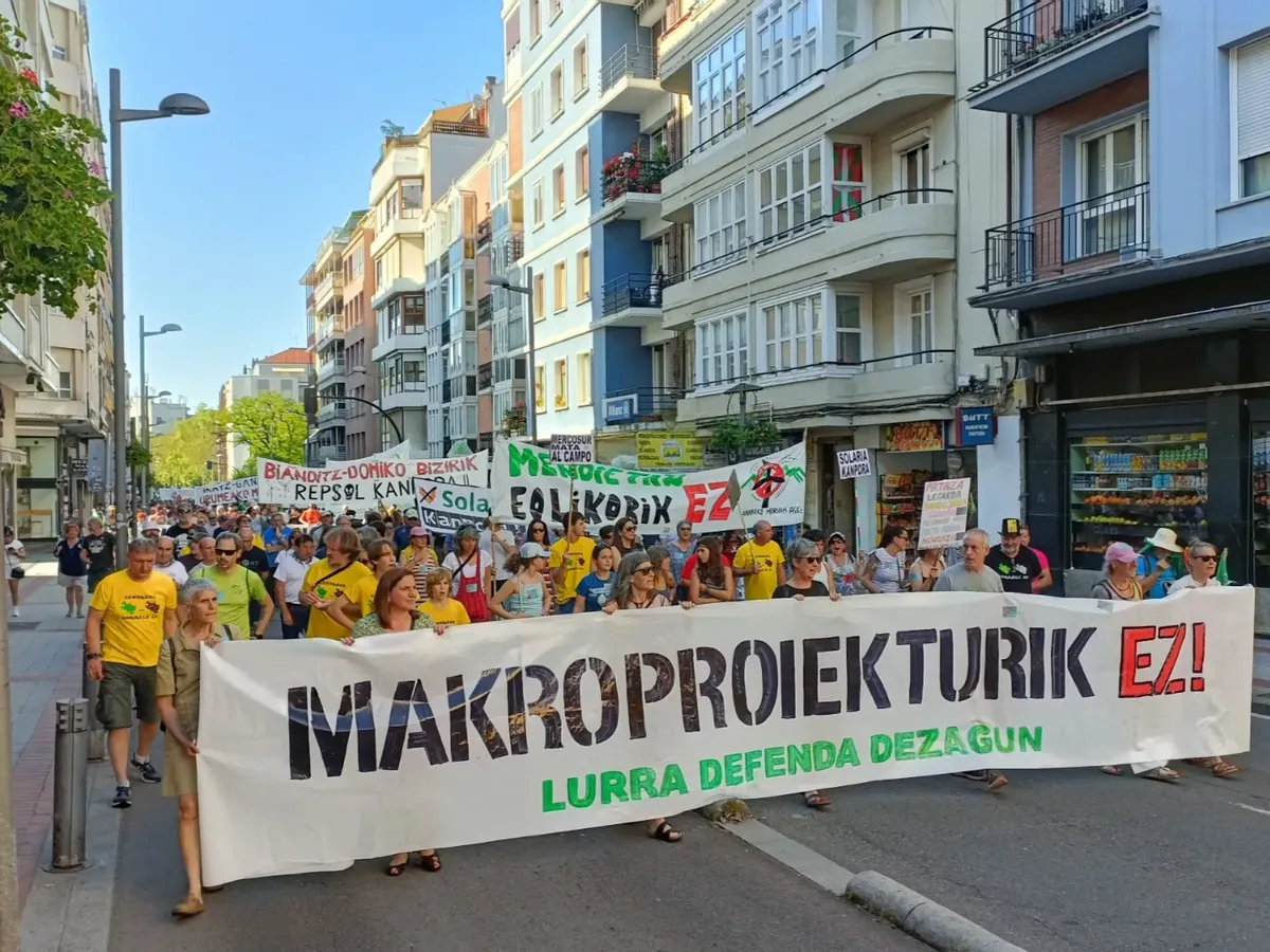 Makroproiektuen aurka hartu dituzte kaleak milaka lagunek