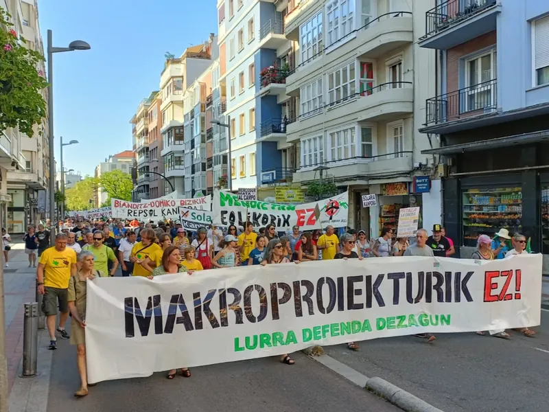 Makroproiektuen aurka hartu dituzte kaleak milaka lagunek
