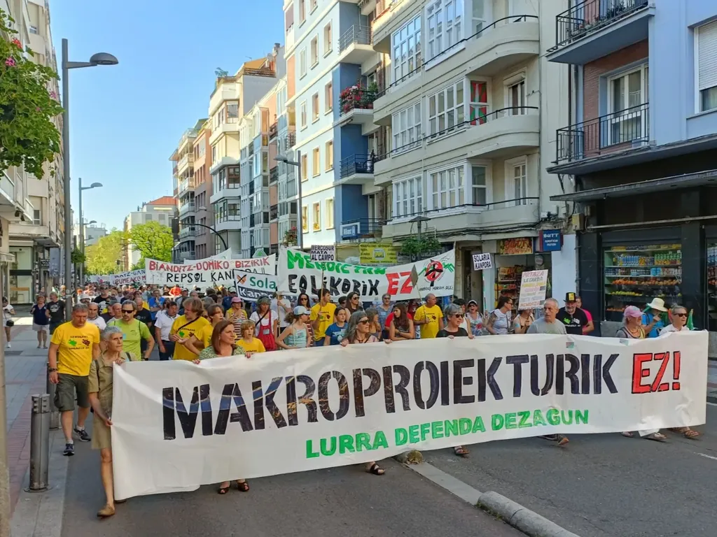Makroproiektuen aurka hartu dituzte kaleak milaka lagunek