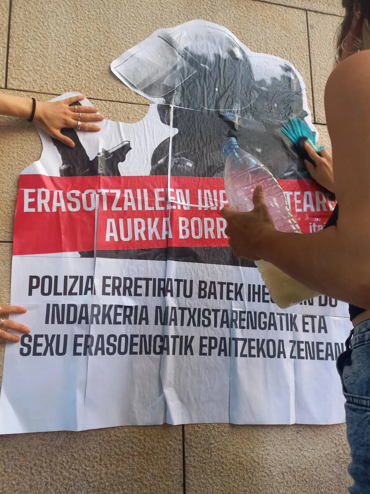 Espainiako Polizia ohi batek ihes egin du, indarkeria matxistagatik epaitzekoa zenean Iruñean