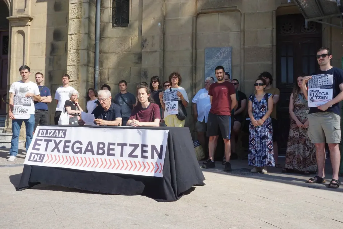 Elizak Donostiako gazte bat bota nahi du 60 urtez bere familiarena izandako etxetik