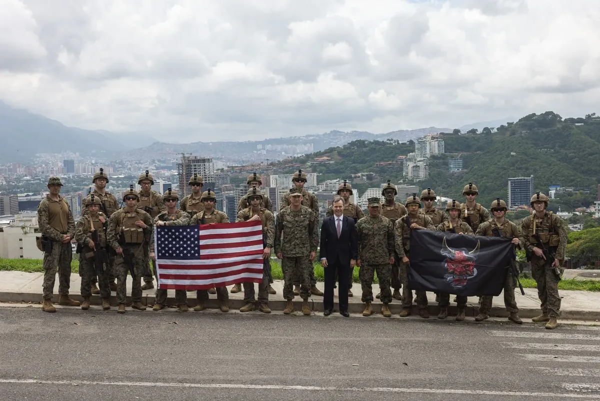 AEBek beren burua nabarmendu dute Caracasko zeruan, hedapen militar batekin