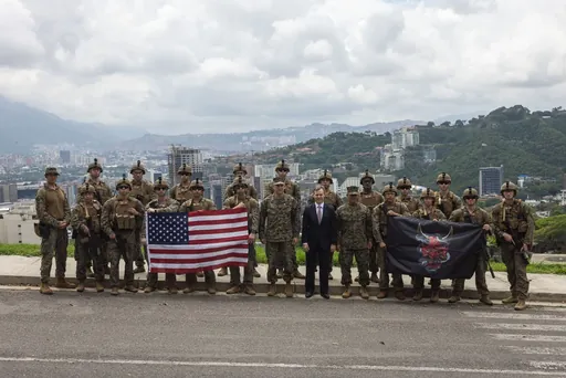 AEBek beren burua nabarmendu dute Caracasko zeruan, hedapen militar batekin