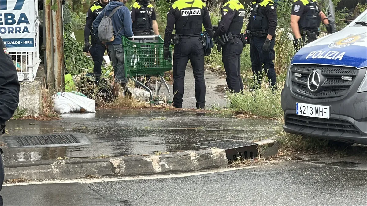 Beste desalojo bat Gasteizen: Fournier fabrika hustu du Poliziak