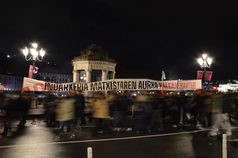 Guardia zibilak zirelako itxurak egin zituzten hiru gizonek, indarkeria matxistaren biktima bati informazioa ateratzeko