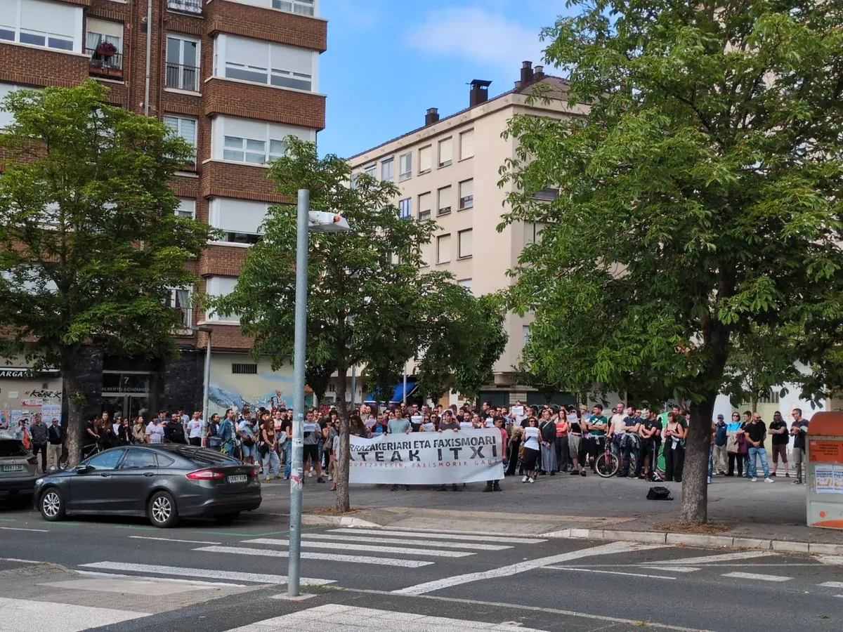 Arrazakeriari eta faxismoari ateak itxi dizkiote Gasteizko Adurtza auzoan