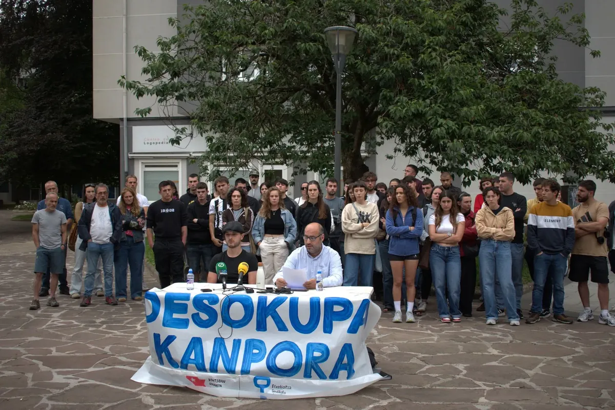 Irunen, bi desokupazio-enpresaren esku-hartzeak eta etxejabeen jarrera salatu ditu Etxebizitza Sindikatu Sozialistak