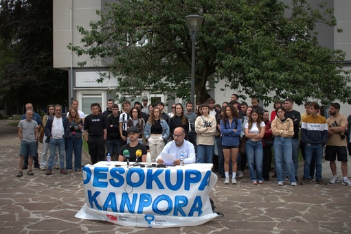 Irunen, bi desokupazio-enpresaren esku-hartzeak eta etxejabeen jarrera salatu ditu Etxebizitza Sindikatu Sozialistak