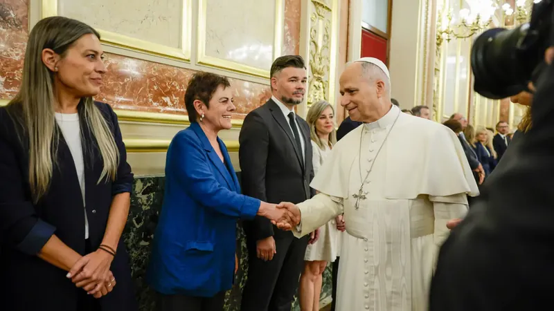 Zazpi minutuko txalo-zaparrada Kongresuan, Aita Santuaren 'mezaren' ostean