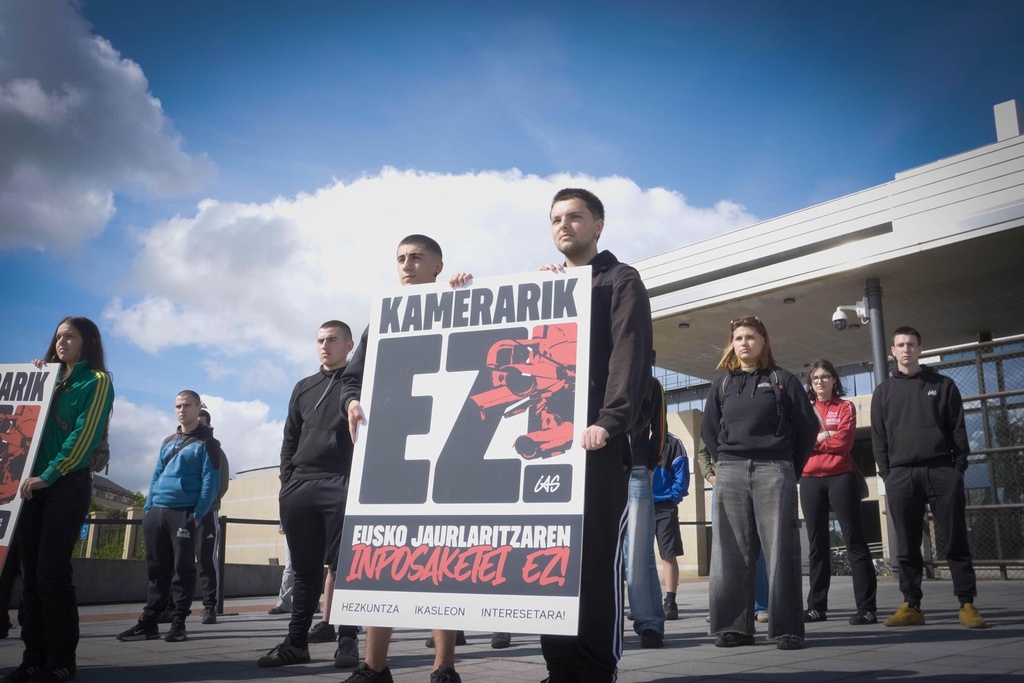 Jaurlaritza kamerak eta mikrofonoak jartzen ari da ikastetxeetan, IASek salatu duenez