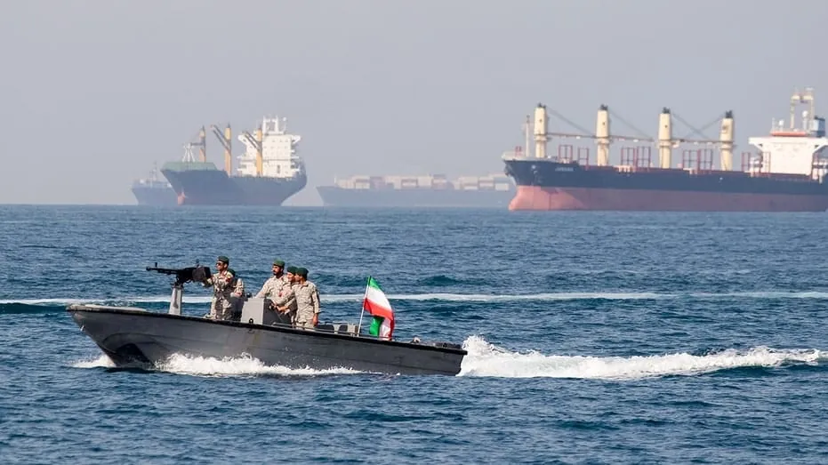 Iranek Ormuz itxi du AEBen eraso berri batzuen ostean