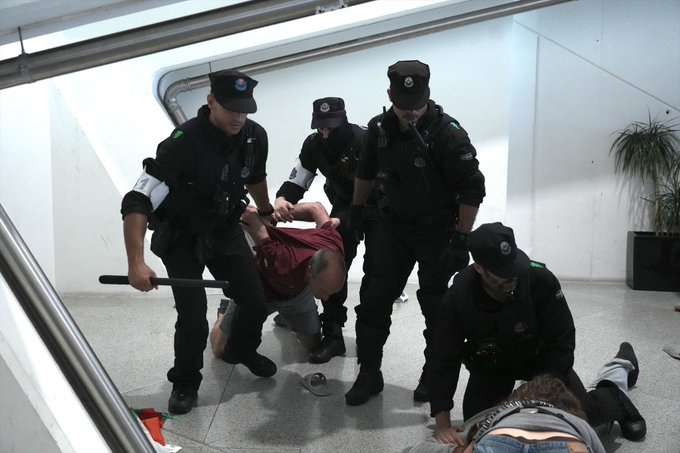 EAJk txosnetako gatazka baliatu du, Poliziak tokia izan behar duela aldarrikatzeko