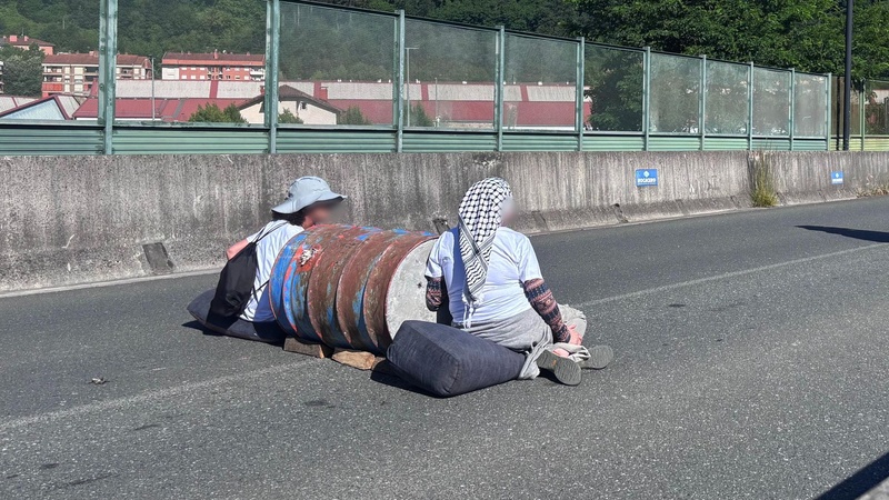 CAFen aurkako protesta: bide-mozketak akziodunen bileraren aurretik