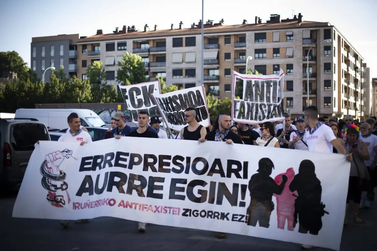 28 antifaxistaren atxiloketaren ondoren, klase-elkartasunez erantzutera deitu dute Iruñean