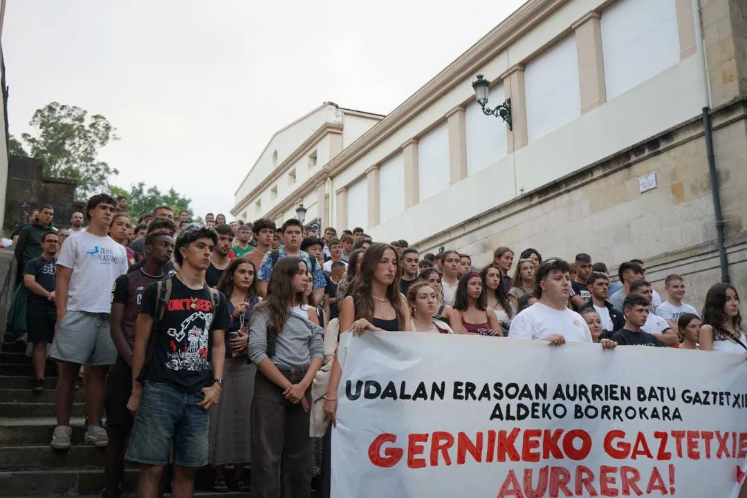 Gernikako Gaztetxeko sarraila aldatu du udalak, legez kontra