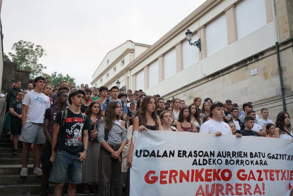 Gernikako Gaztetxeko sarraila aldatu du udalak, legez kontra