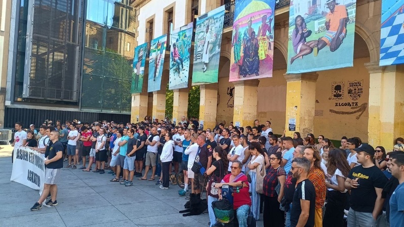 Algortan kargatu du Ertzaintzak, bi internazionalisten atxiloketa salatzeko protestan