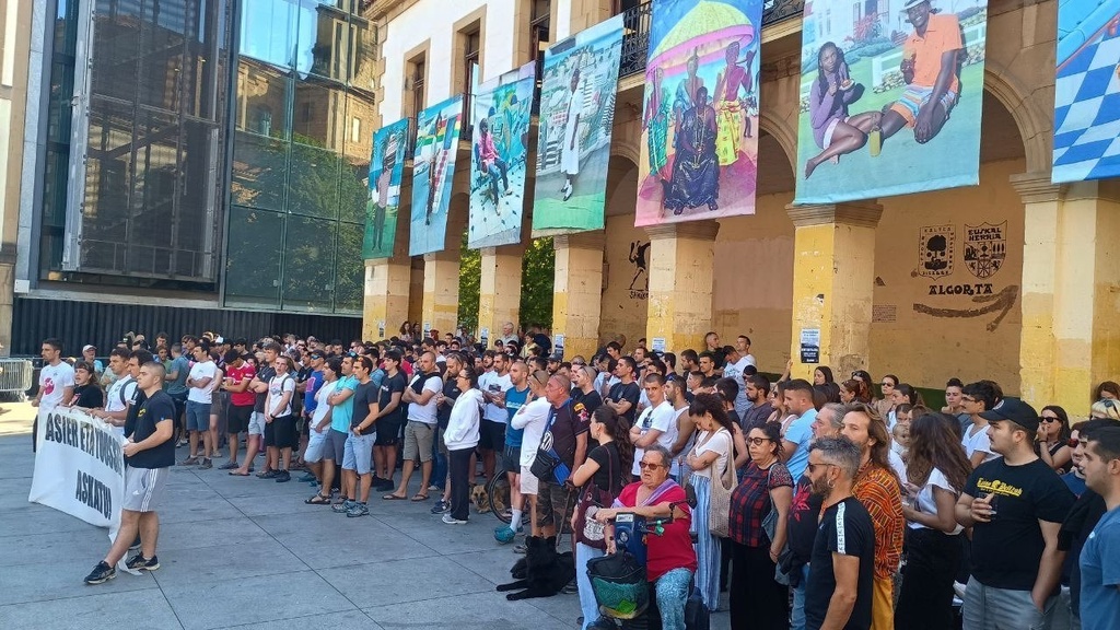 Algortan kargatu du Ertzaintzak, bi internazionalisten atxiloketa salatzeko protestan