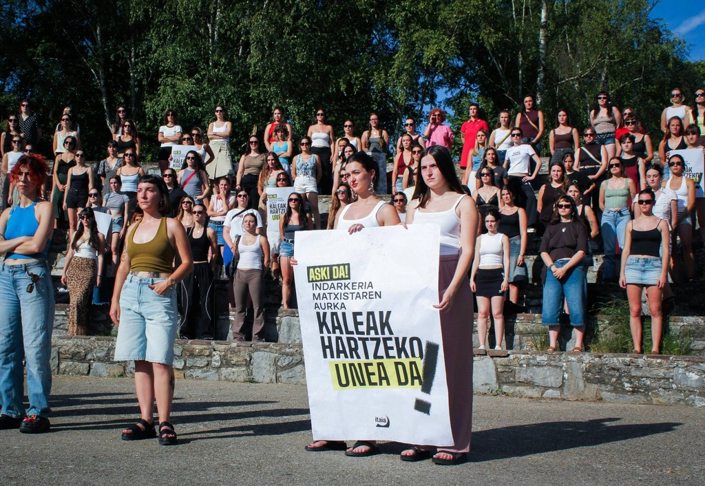 Indarkeria matxistaren aurka kaleak hartzera deitu du Itaiak