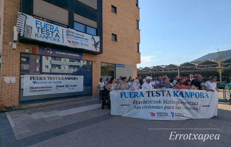 Testaren jabetzako etxeetako bizilagunek protestara jo dute, Etxebizitza Sindikatuekin antolaturik