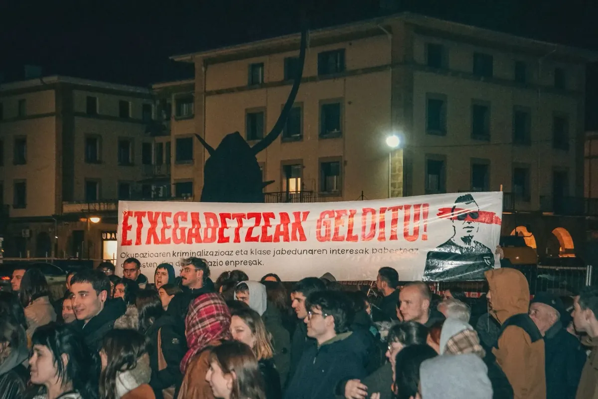 Burlatako bizilagun bati jazartzen ari zaio desokupazio-enpresa bat
