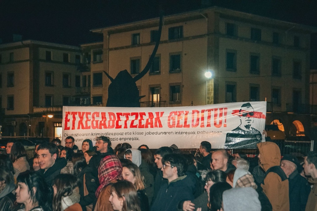 Burlatako bizilagun bati jazartzen ari zaio desokupazio-enpresa bat