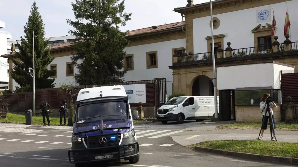 Zubietako kartzela berrira mugitu dituzte Martuteneko 230 presoak