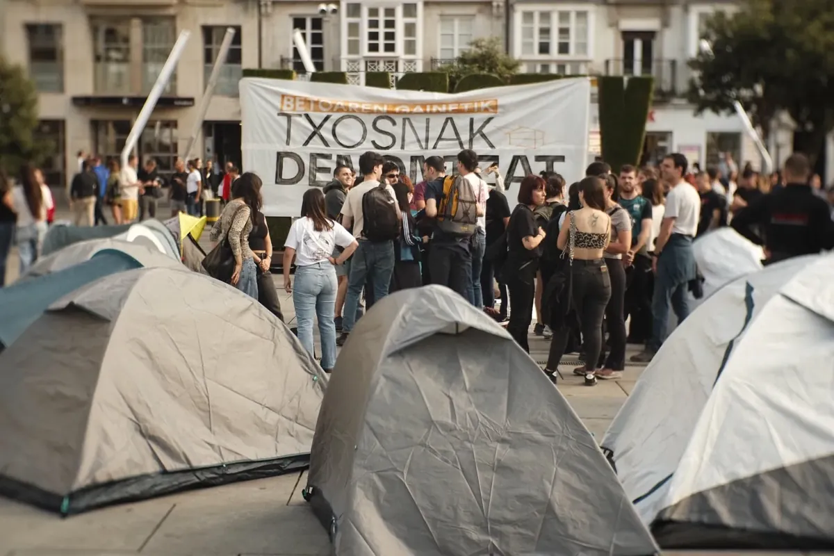Gasteizko Txosna Batzordeari bilera bat eskatu diote GKSk eta Etxebizitza Sindikatu Sozialistak, aterabide bat adosteko