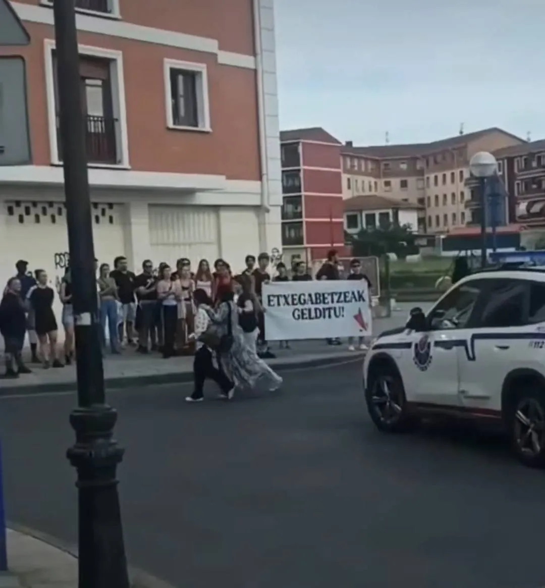 Familia bat etxegabetu dute Mungian