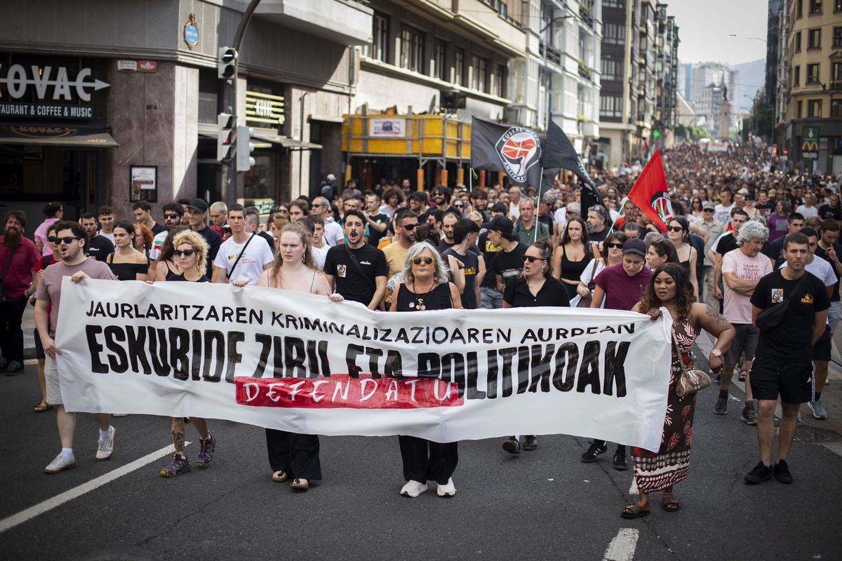 Bilboko kaleak bete dituzte Ertzaintzaren bortizkeria eta herri-mugimenduaren aurkako kriminalizazioa salatzeko