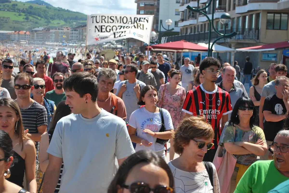 Zarautzen, etxean geratzea erabaki du udan alde egitera behartu nahi duten familia batek