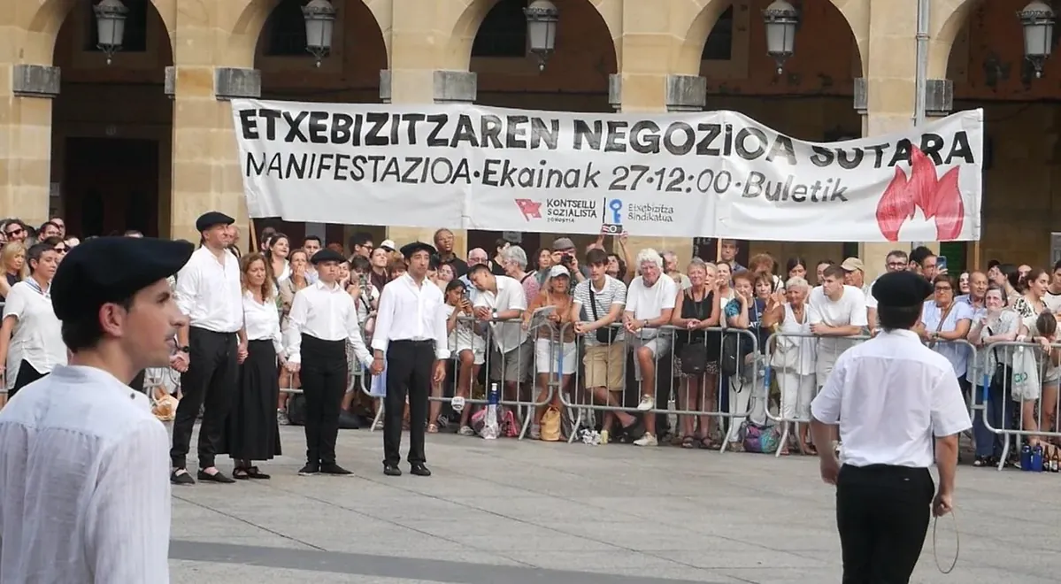 Hiri-eredu kapitalistaren aurka mobilizatzeko deia, presente Donostiako kaleetan