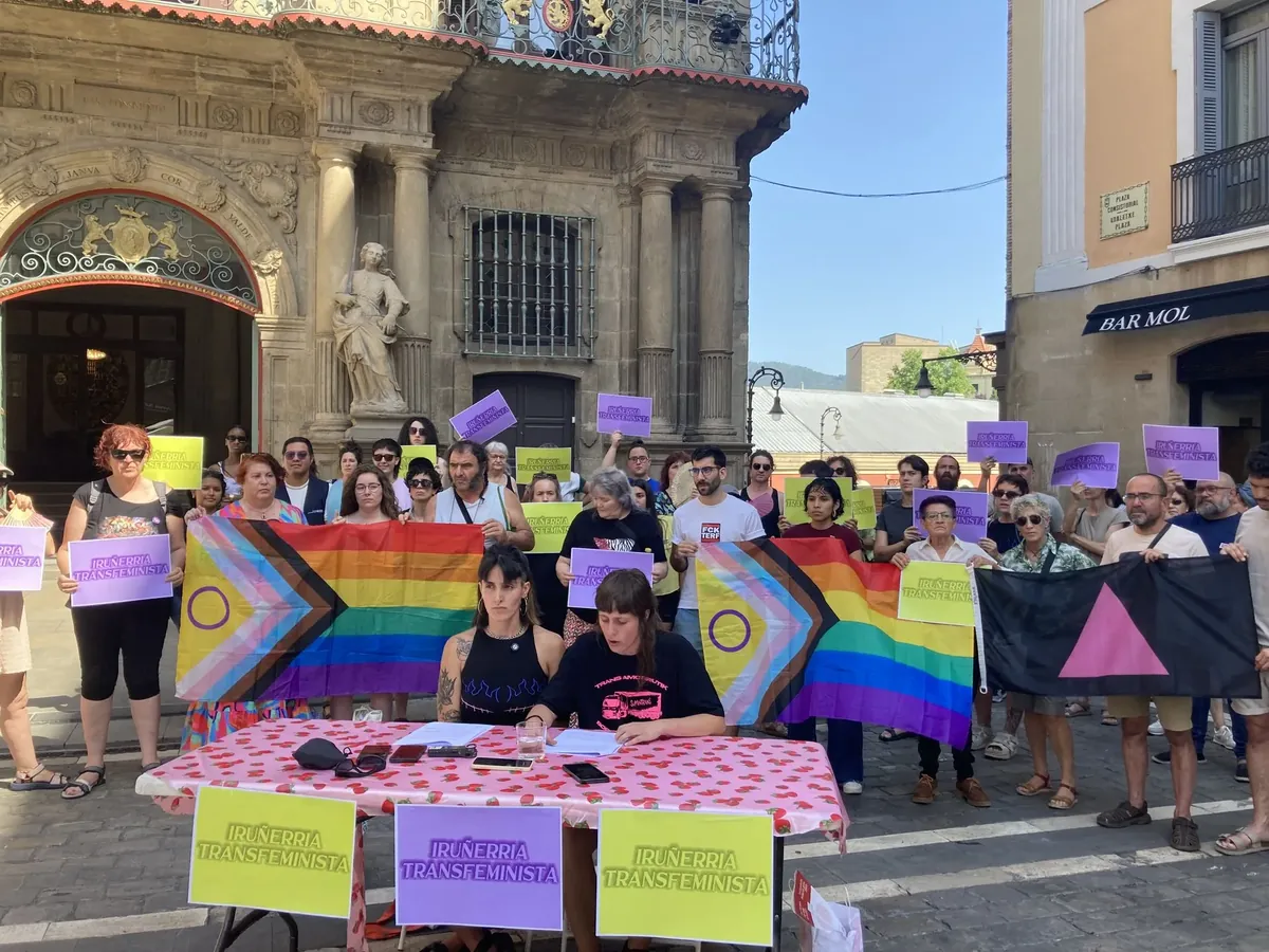 Trans pertsonen aurkako jazarpena salatu dute Iruñeko 30 bat kolektibok