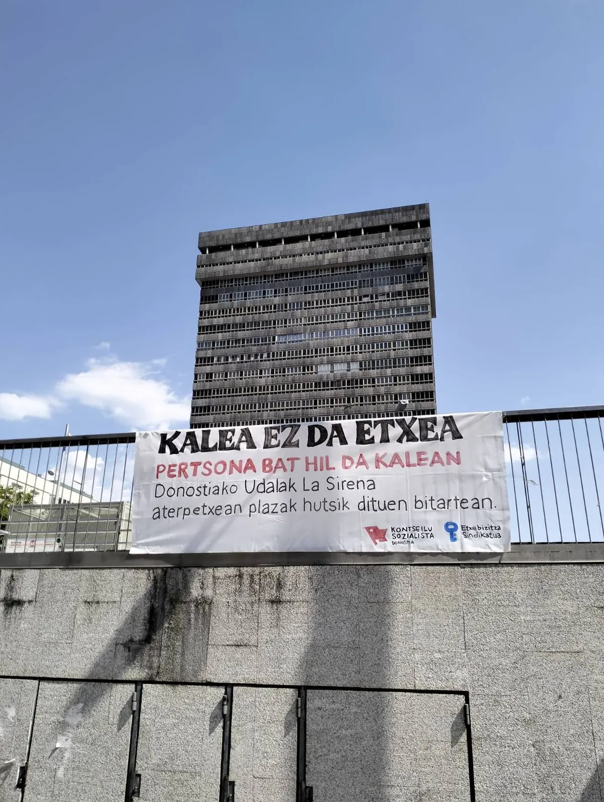 Kale-egoeran zegoen pertsona bat hil da Donostian